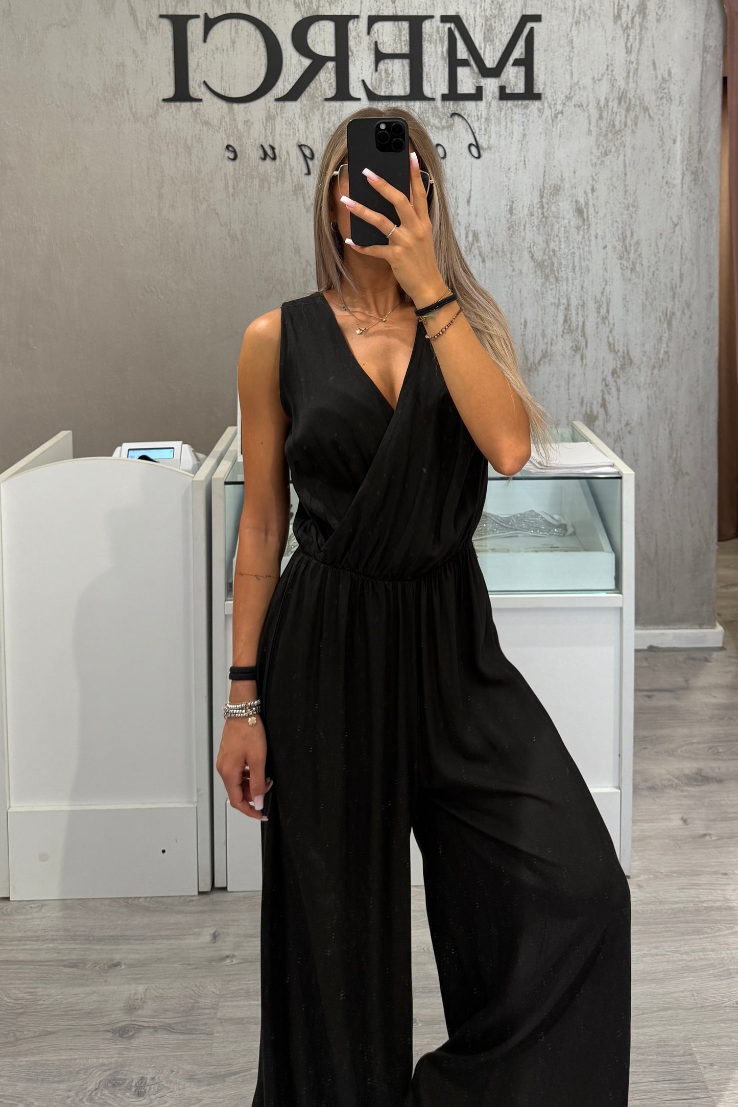 Tuta Delia nera