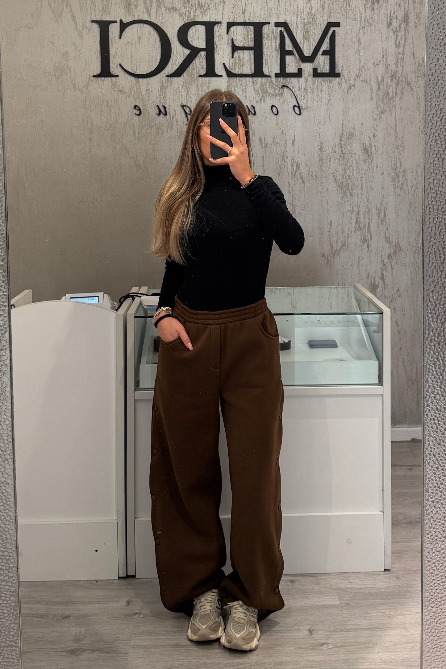 Pantalón de chándal LUMINA marrón